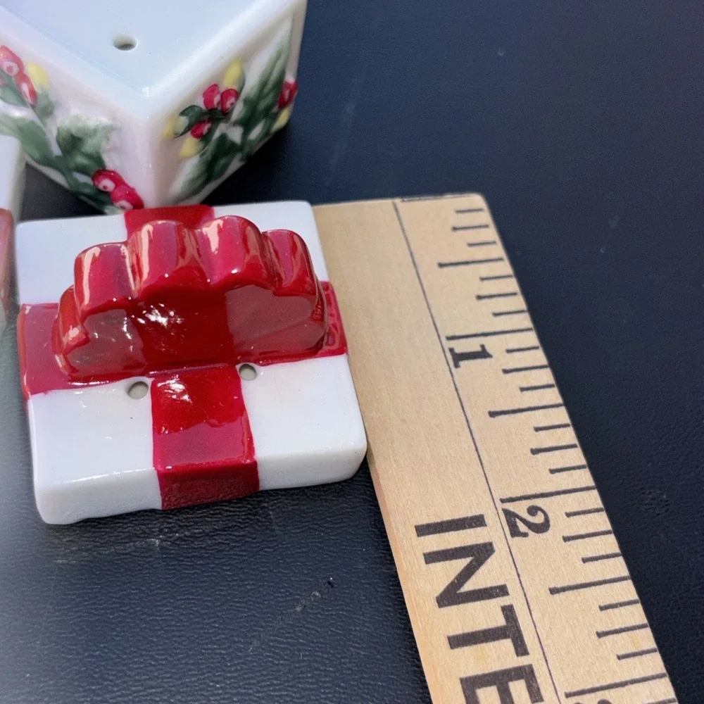Pfaltzgraff Winterberry Christmas 2 Mini Gifts‎ Salt and Pepper Shaker 4 Pieces